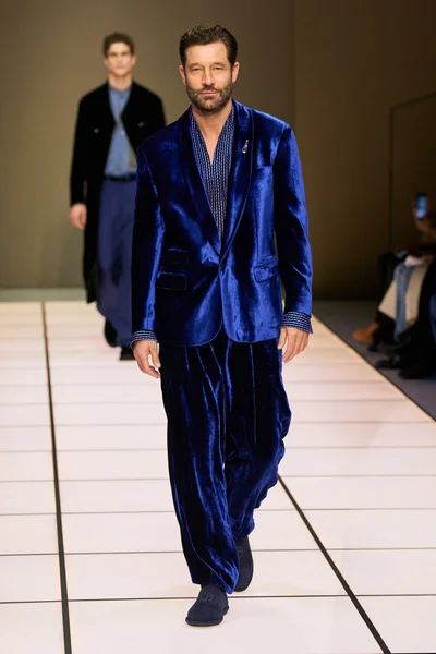 Look 100
